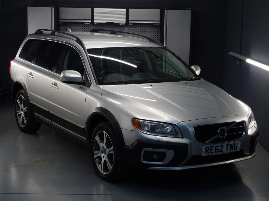 View VOLVO XC70 2.4 D5 SE Lux