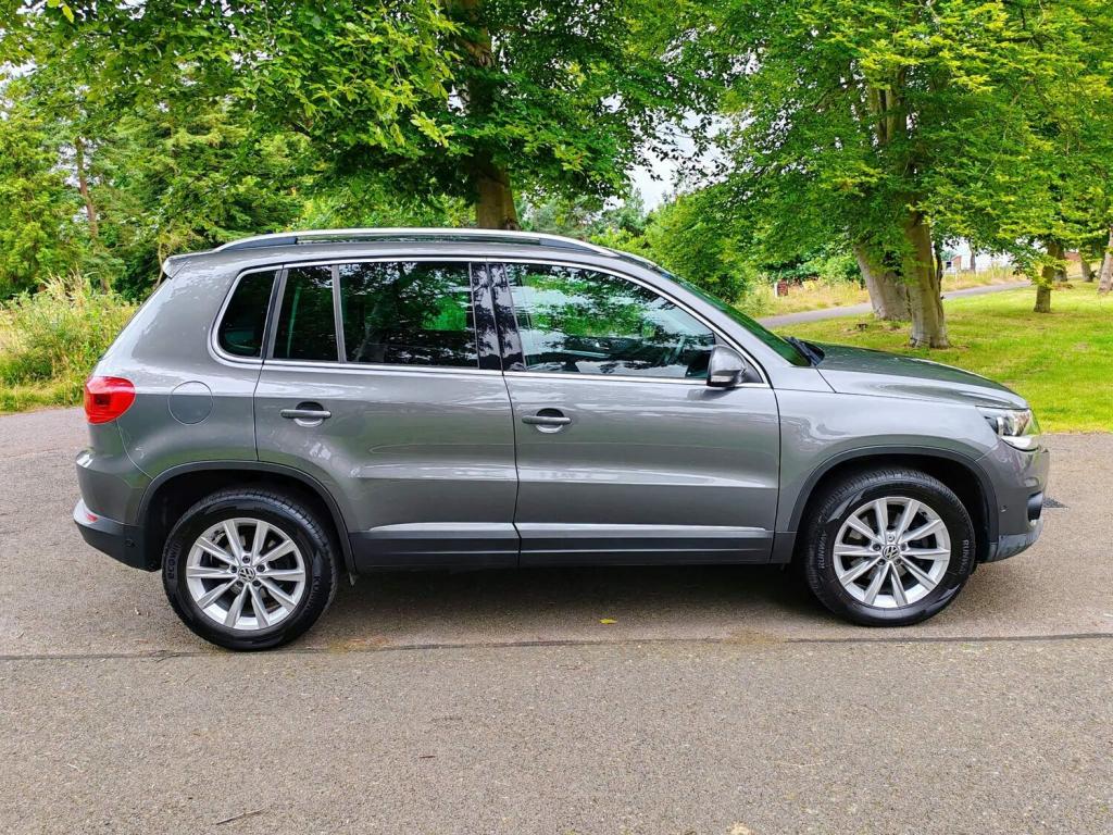 View VOLKSWAGEN TIGUAN 2.0 TDI BlueMotion Tech SE 4WD Euro 5 (s/s) 5dr