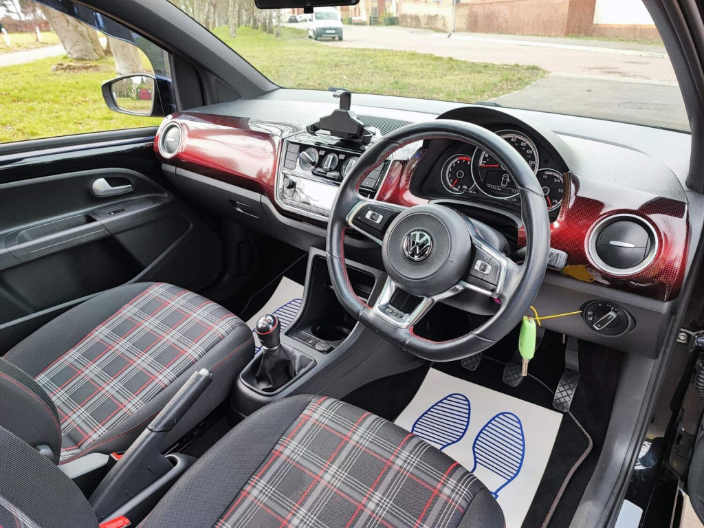 VOLKSWAGEN UP