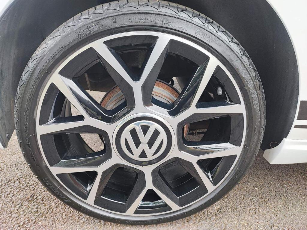 VOLKSWAGEN UP
