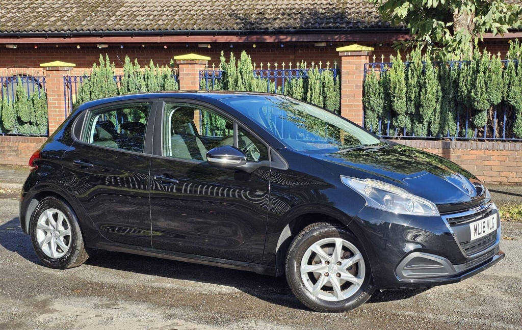 PEUGEOT 208