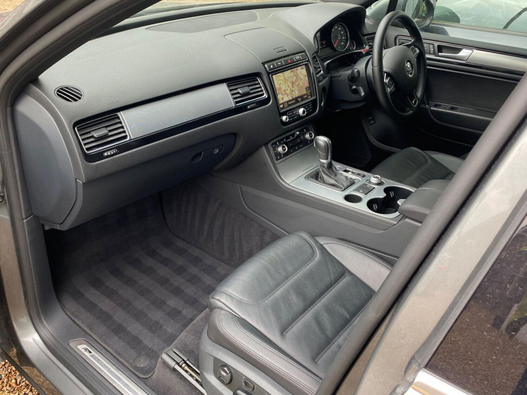 View VOLKSWAGEN TOUAREG 3.0 TDI V6 BlueMotion Tech R-Line Tiptronic 4WD Euro 6 (s/s) 5dr