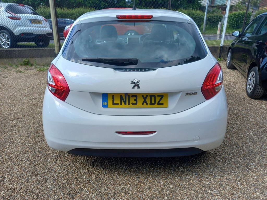 PEUGEOT 208