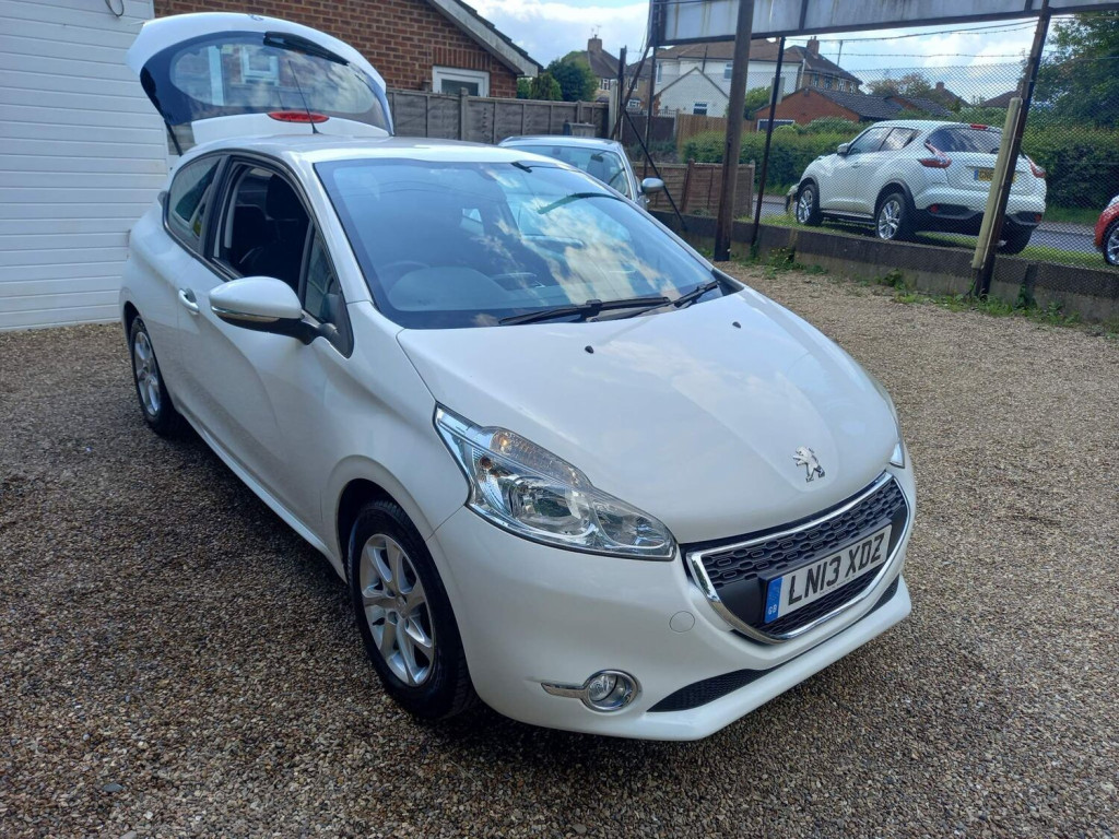 PEUGEOT 208