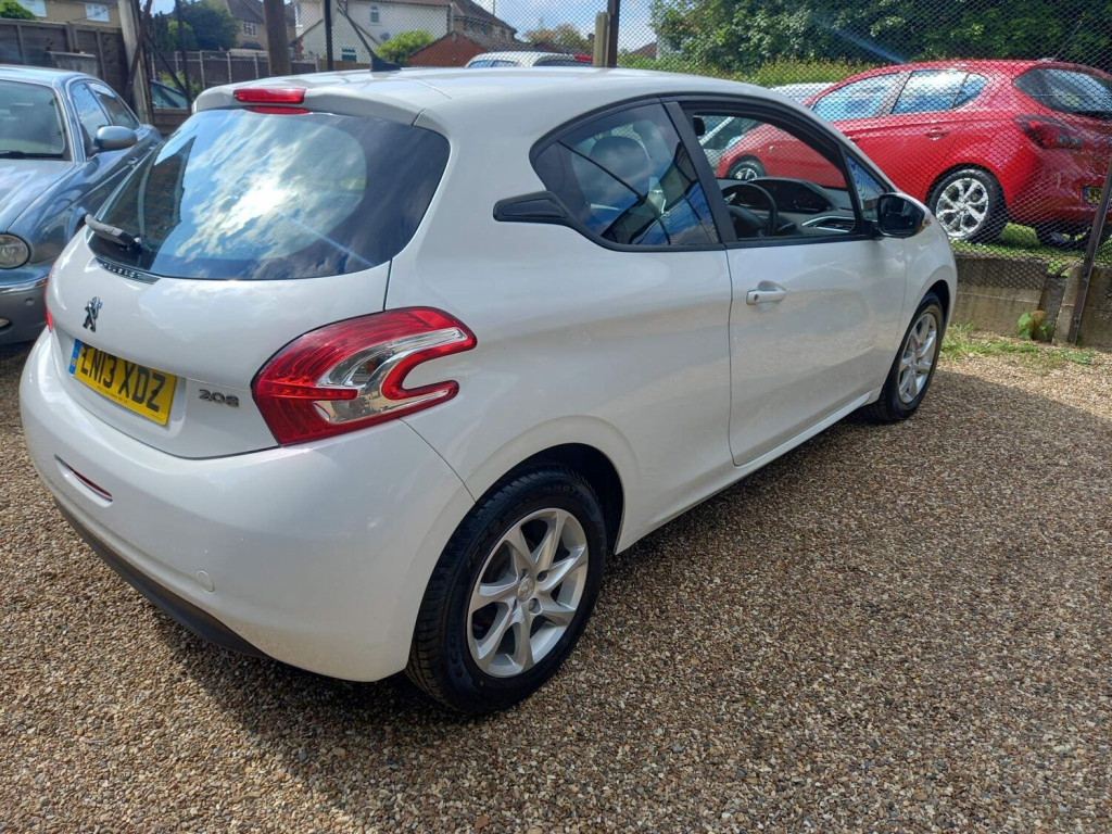 PEUGEOT 208