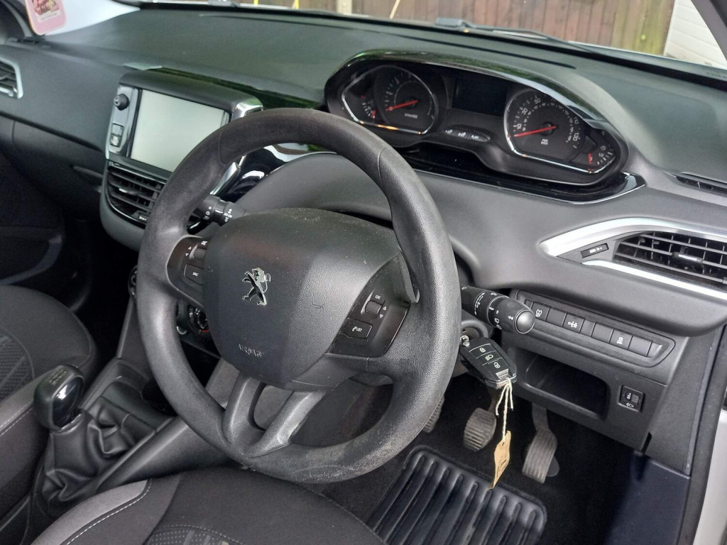 PEUGEOT 208