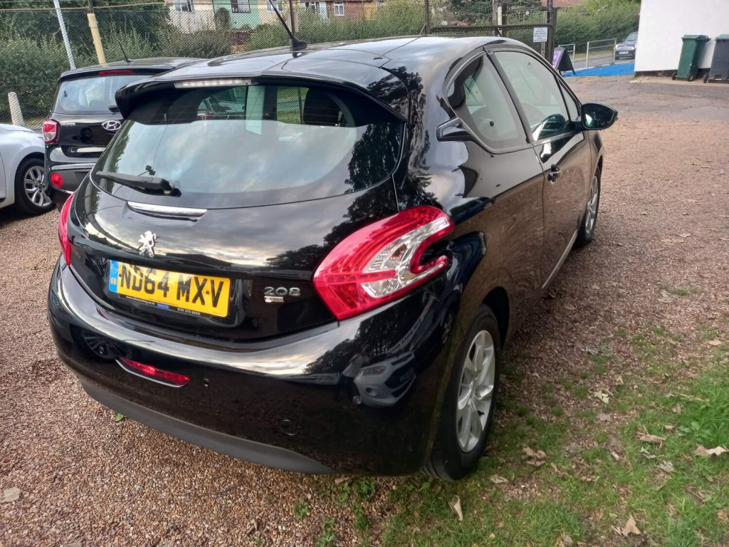 PEUGEOT 208