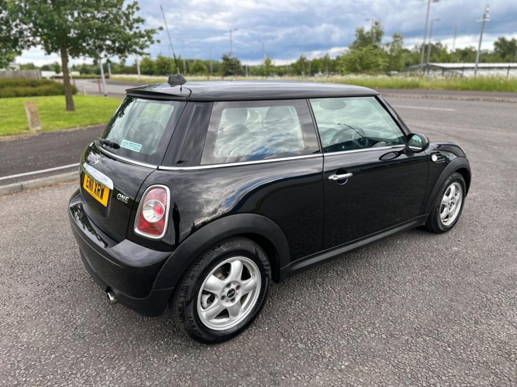 MINI HATCH