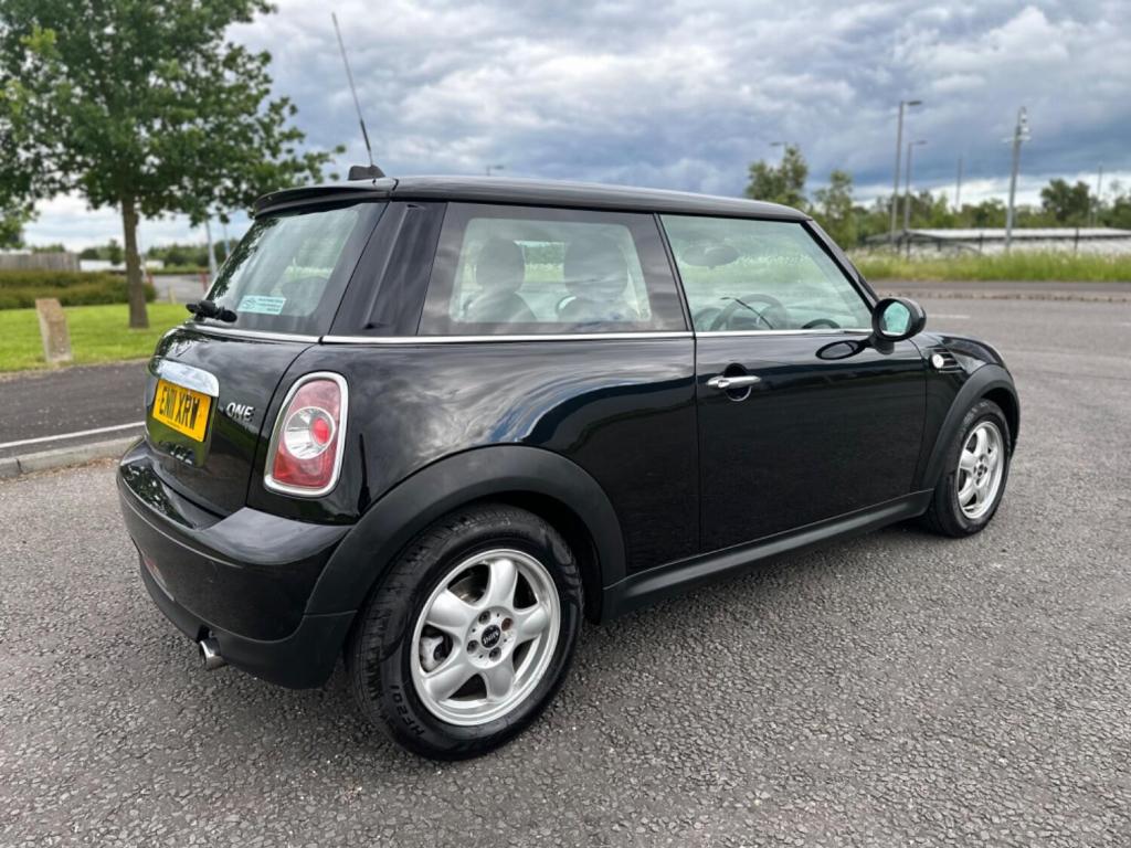 MINI HATCH