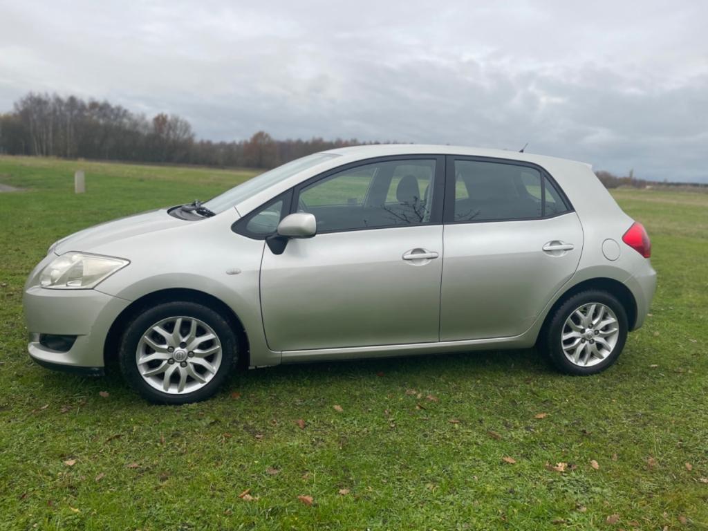 TOYOTA AURIS