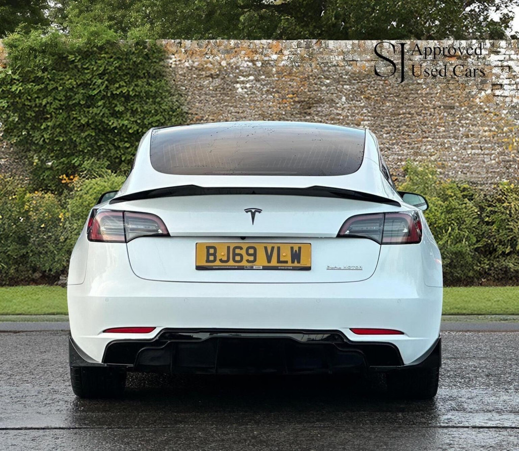 TESLA MODEL 3