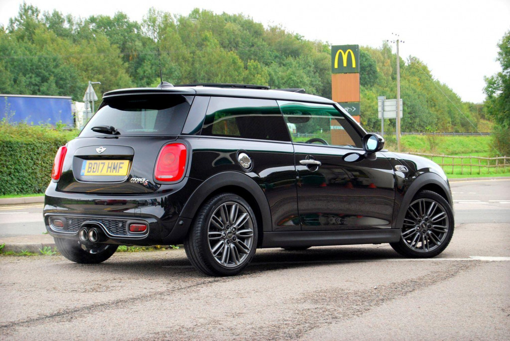 View MINI HATCH COOPER S 2.0 Cooper S 3-Door - Pan Roof, Full Leather, Chili Pack, Media Pack XL - FSH - 63k - Black - SOLD