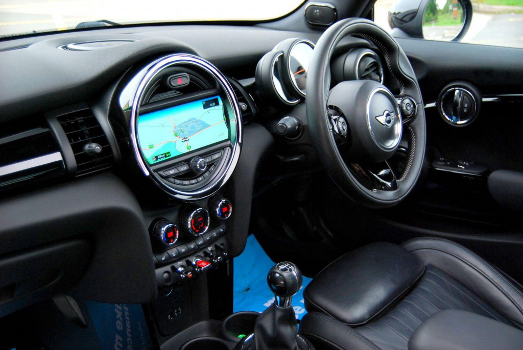 View MINI HATCH COOPER S 2.0 Cooper S 3-Door - Pan Roof, Full Leather, Chili Pack, Media Pack XL - FSH - 63k - Black - SOLD