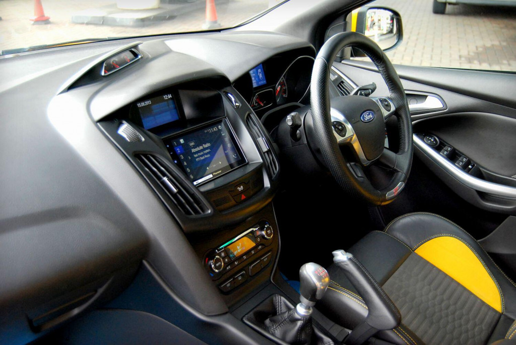 View FORD FOCUS ST-2 2.0 EcoBoost - Tangerine Scream - FSH - 3 Owners - Style Pack, Privacy Glass - 62k - SOLD