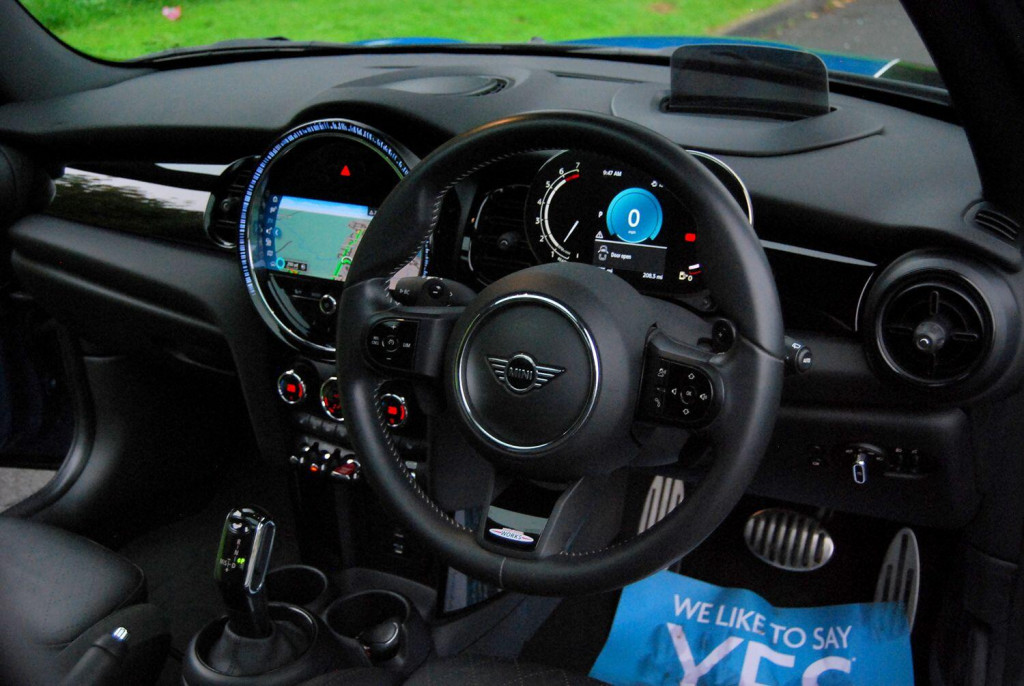 View MINI HATCH Cooper S Sport 2.0 3-Door Hatch - 19,400 miles - Panoramic Roof, Head Up Display, Camera, Nav - Blue