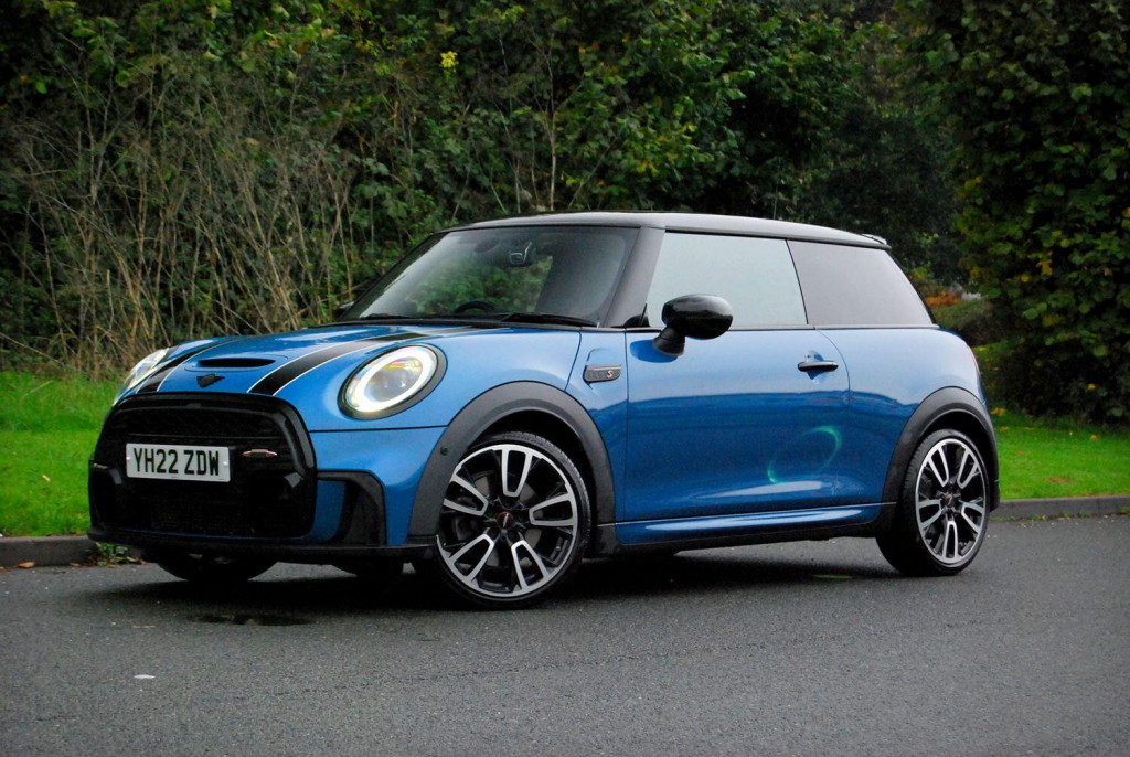 View MINI HATCH Cooper S Sport 2.0 3-Door Hatch - 19,400 miles - Panoramic Roof, Head Up Display, Camera, Nav - Blue