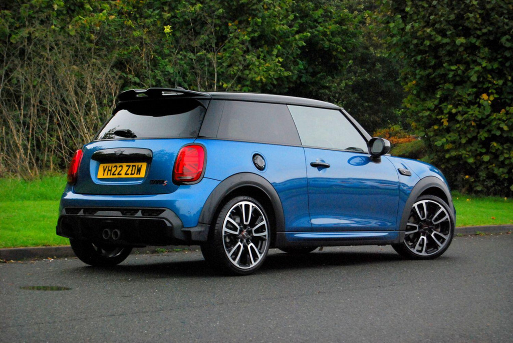 View MINI HATCH Cooper S Sport 2.0 3-Door Hatch - 19,400 miles - Panoramic Roof, Head Up Display, Camera, Nav - Blue