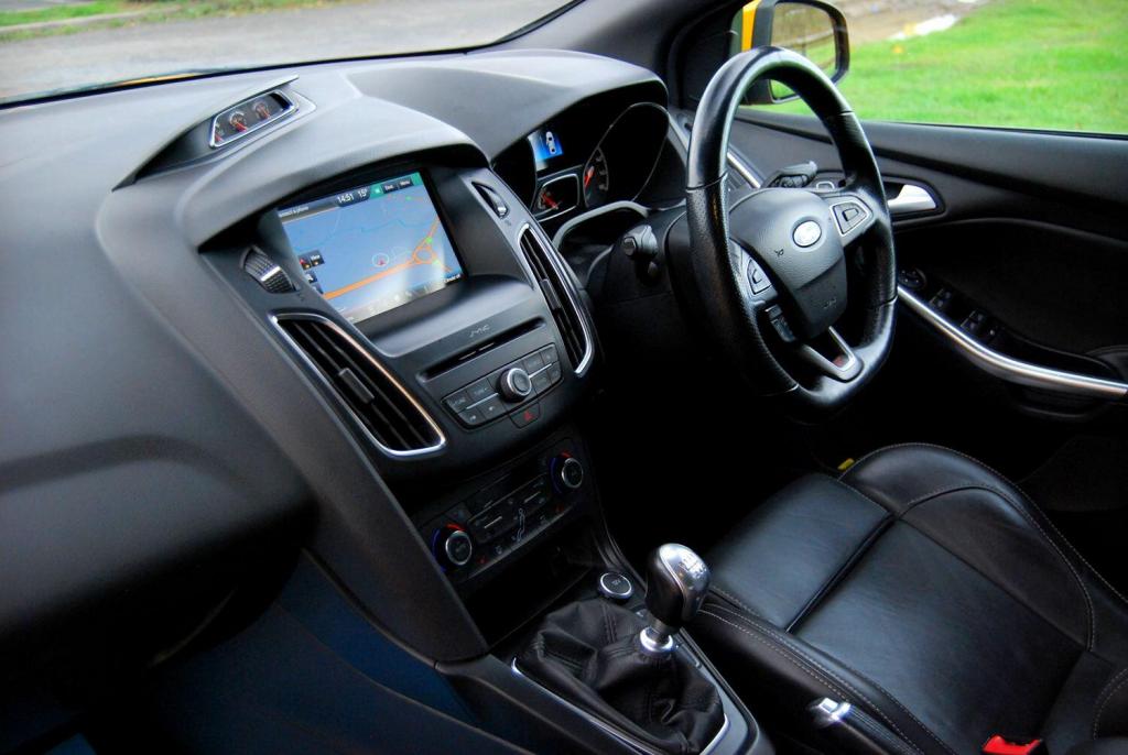 View FORD FOCUS ST-3 2.0 - Full Ford History - 19inch Alloys, Camera, Sat Nav - 73k - Tangerine Scream - SOLD