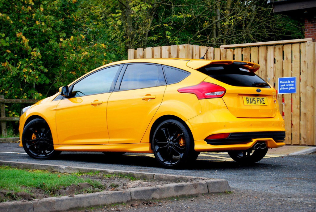 View FORD FOCUS ST-3 2.0 - Full Ford History - 19inch Alloys, Camera, Sat Nav - 73k - Tangerine Scream - SOLD