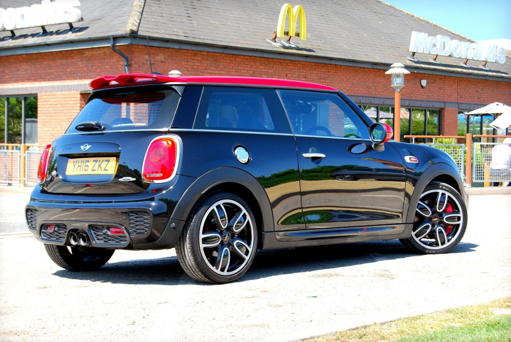 View MINI HATCH 2.0 John Cooper Works Cooper S - FSH - JCW Kit, Chili Pack, Media Pack XL - Black and Red - SOLD