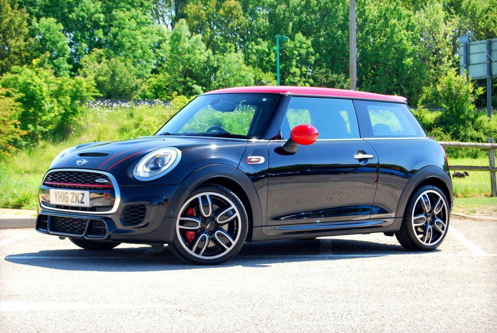 View MINI HATCH 2.0 John Cooper Works Cooper S - FSH - JCW Kit, Chili Pack, Media Pack XL - Black and Red - SOLD