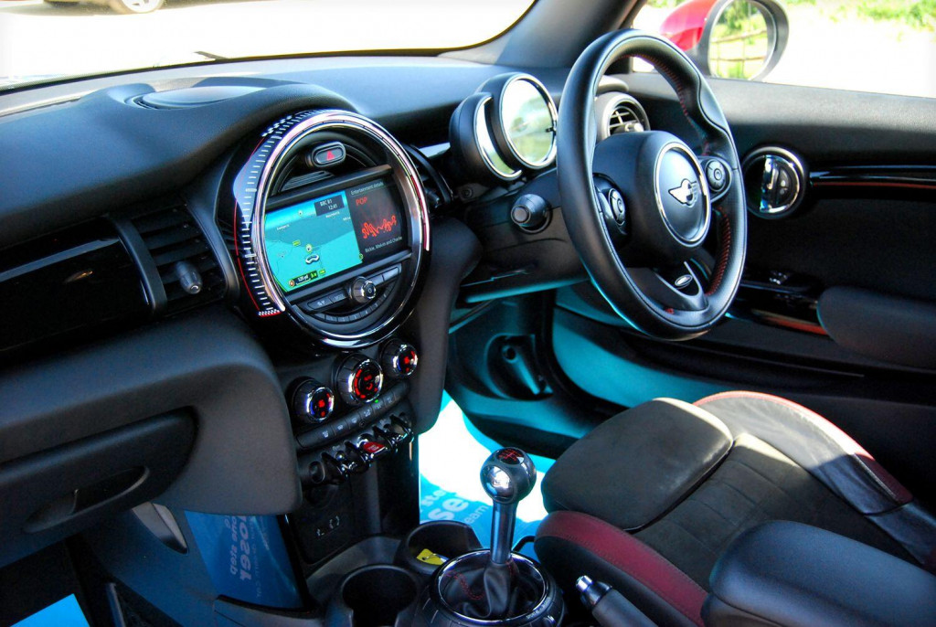View MINI HATCH 2.0 John Cooper Works Cooper S - FSH - JCW Kit, Chili Pack, Media Pack XL - Black and Red - SOLD