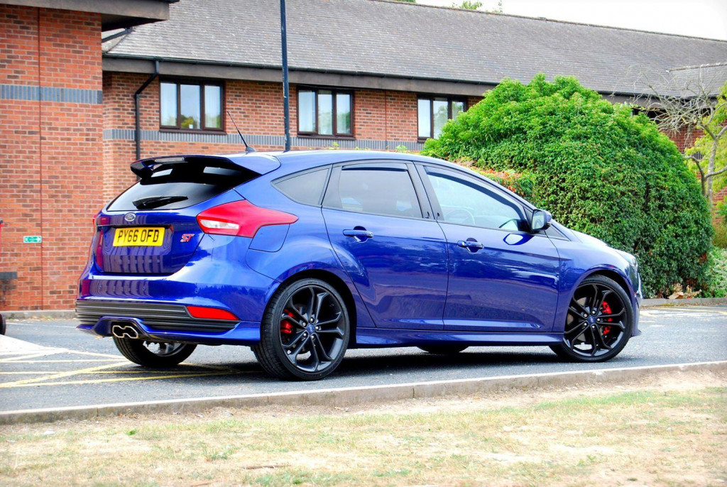View FORD FOCUS ST-3 2.0 EcoBoost - 35,700 miles - SYNC 3, 19inch Alloys, Full Recaro Leather, Xenons - FSH - Blue