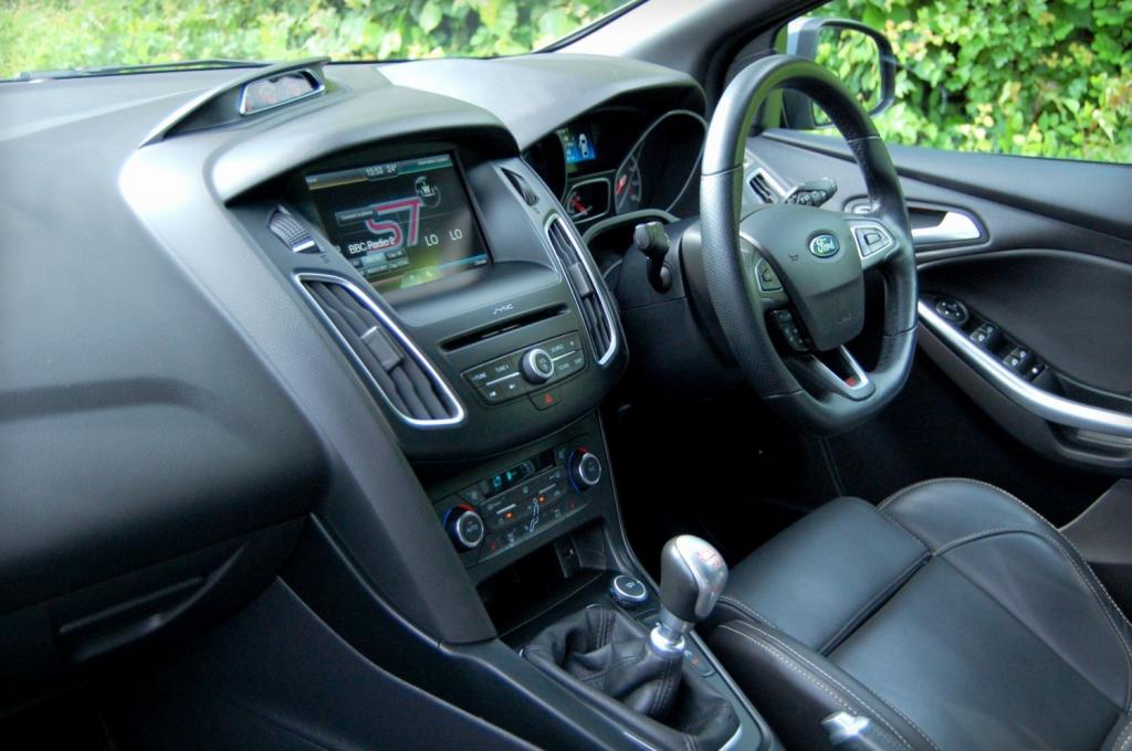 View FORD FOCUS ST-3