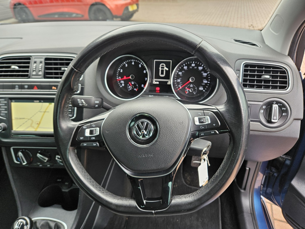 VOLKSWAGEN POLO