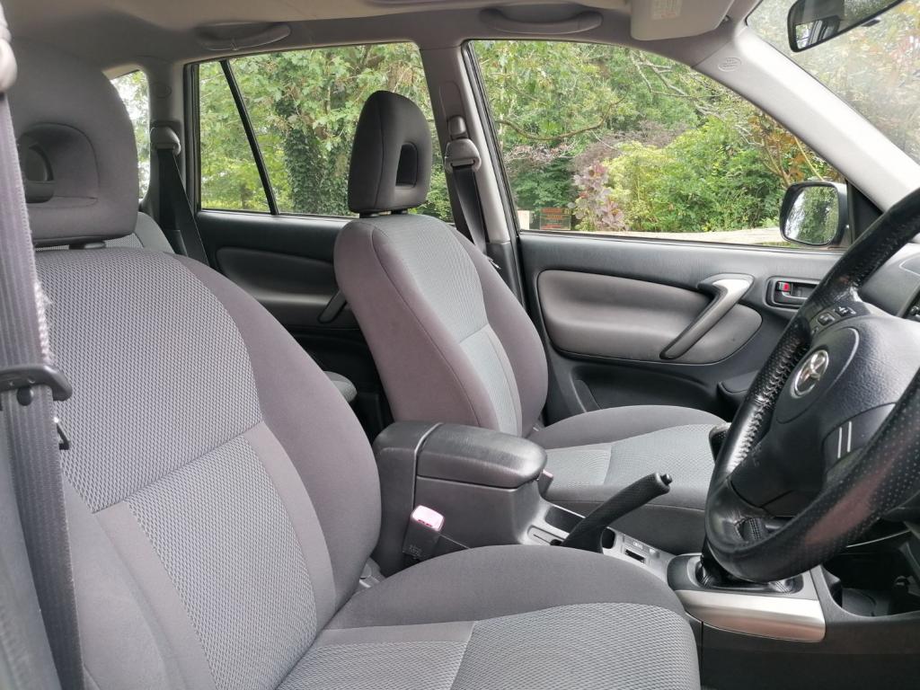 TOYOTA RAV4 2.0 D-4D XT3 Stationwagon 2004