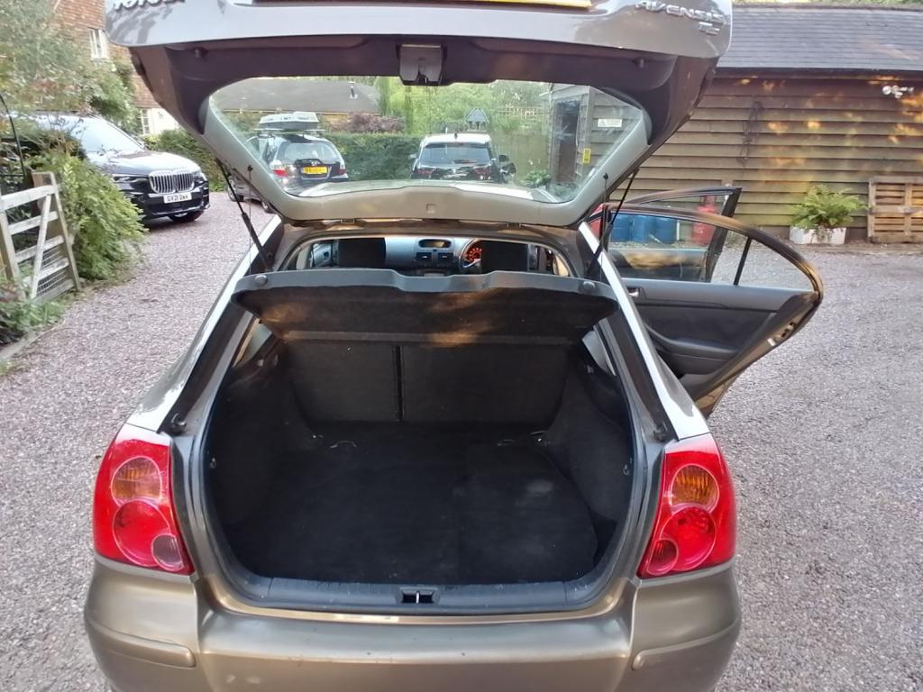 TOYOTA AVENSIS VVTI T2 2003