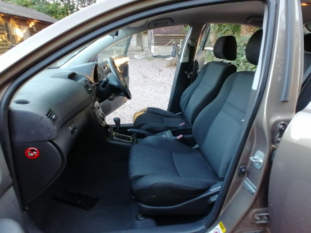 TOYOTA AVENSIS VVTI T2 2003