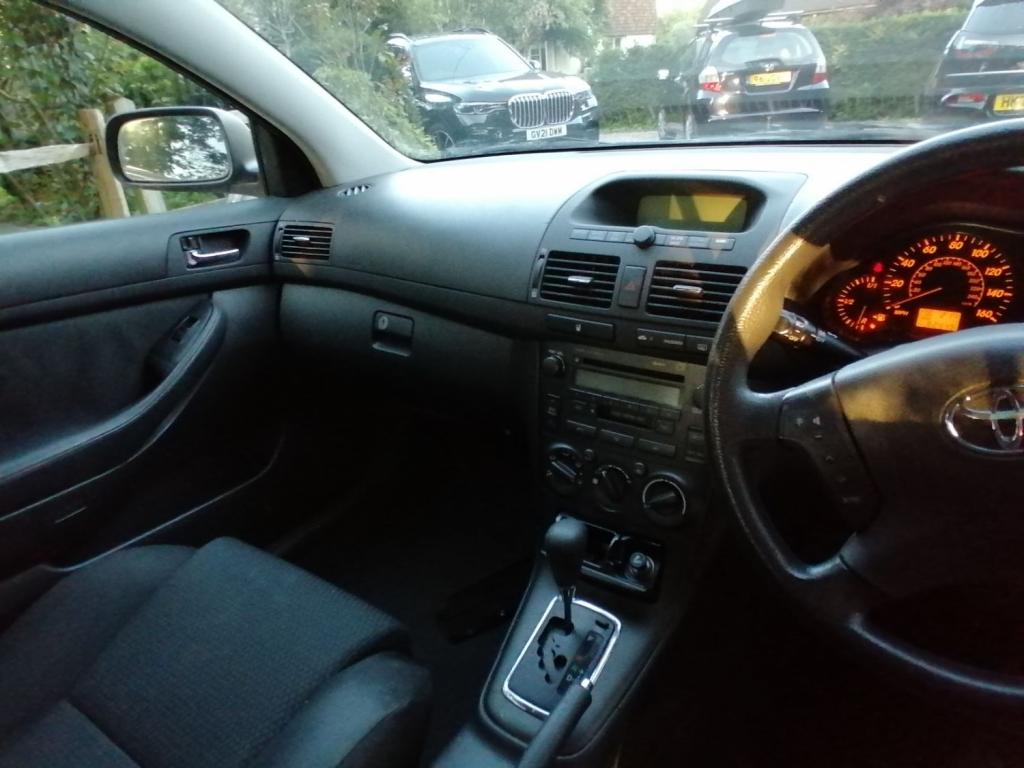 TOYOTA AVENSIS VVTI T2 2003