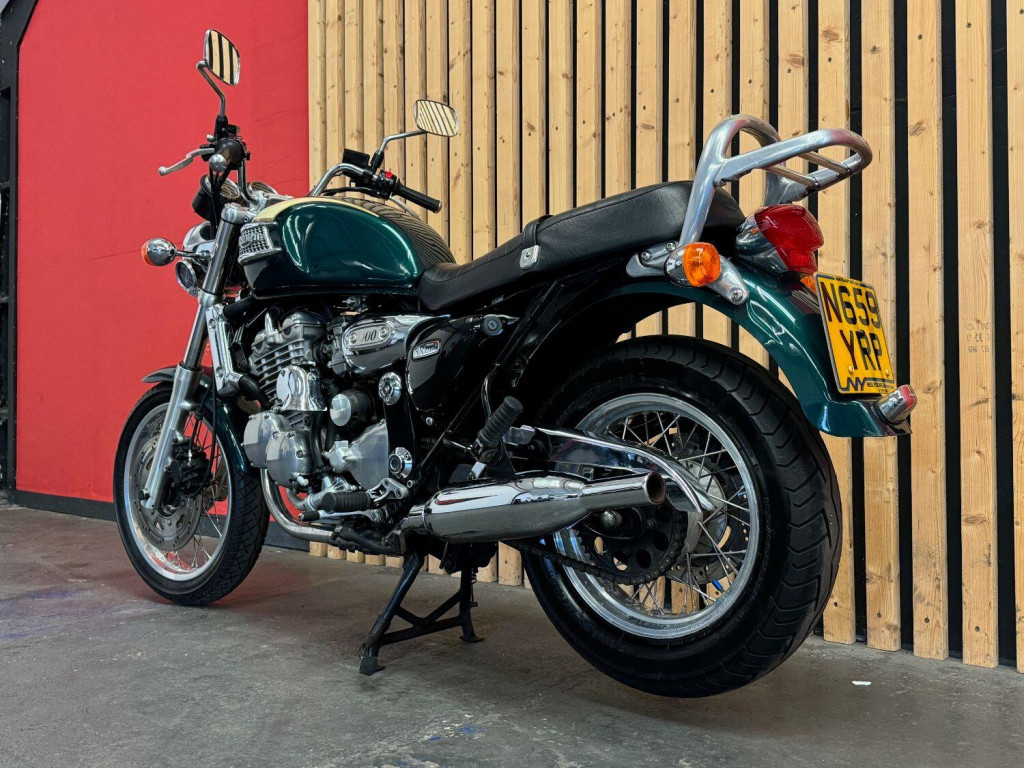 View TRIUMPH THUNDERBIRD 900 Thunderbird 900