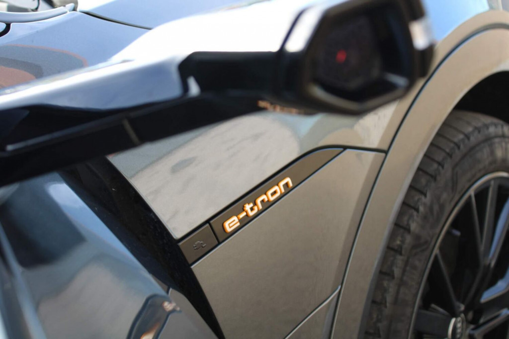AUDI E-TRON