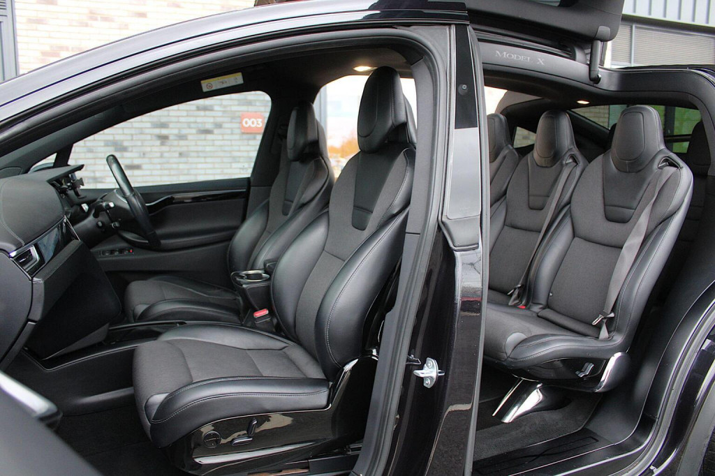 TESLA MODEL X