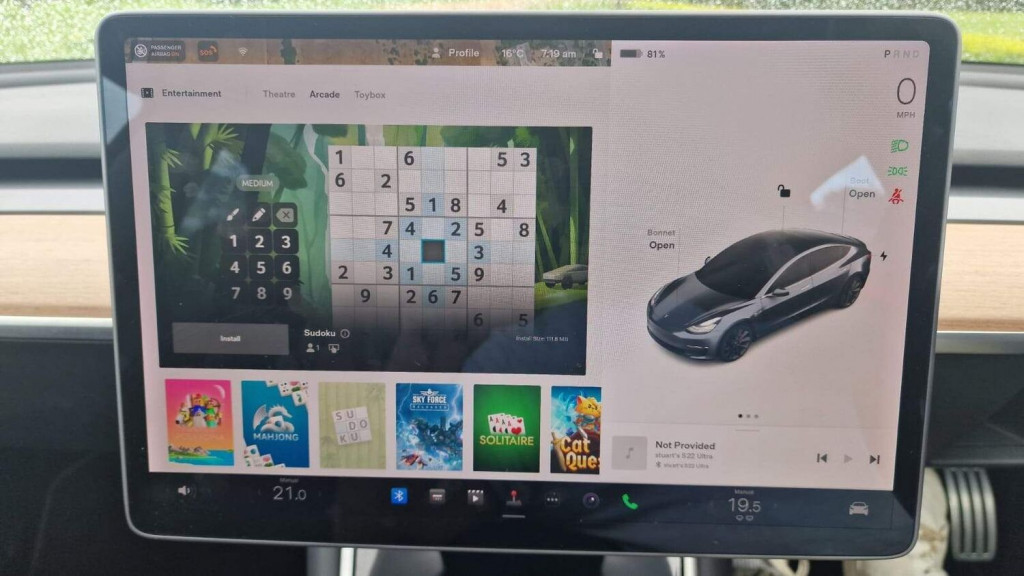 TESLA MODEL 3