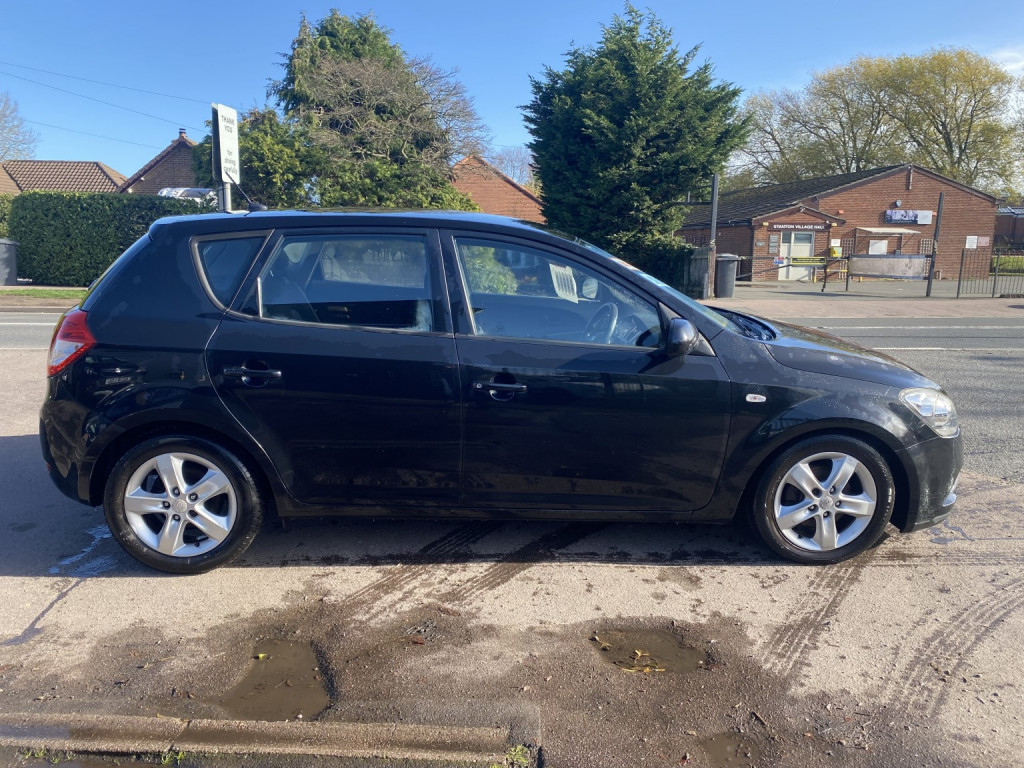 View KIA CEED 1.6 CRDi 2 £35 Road Tax Last Owner 13 Years 
