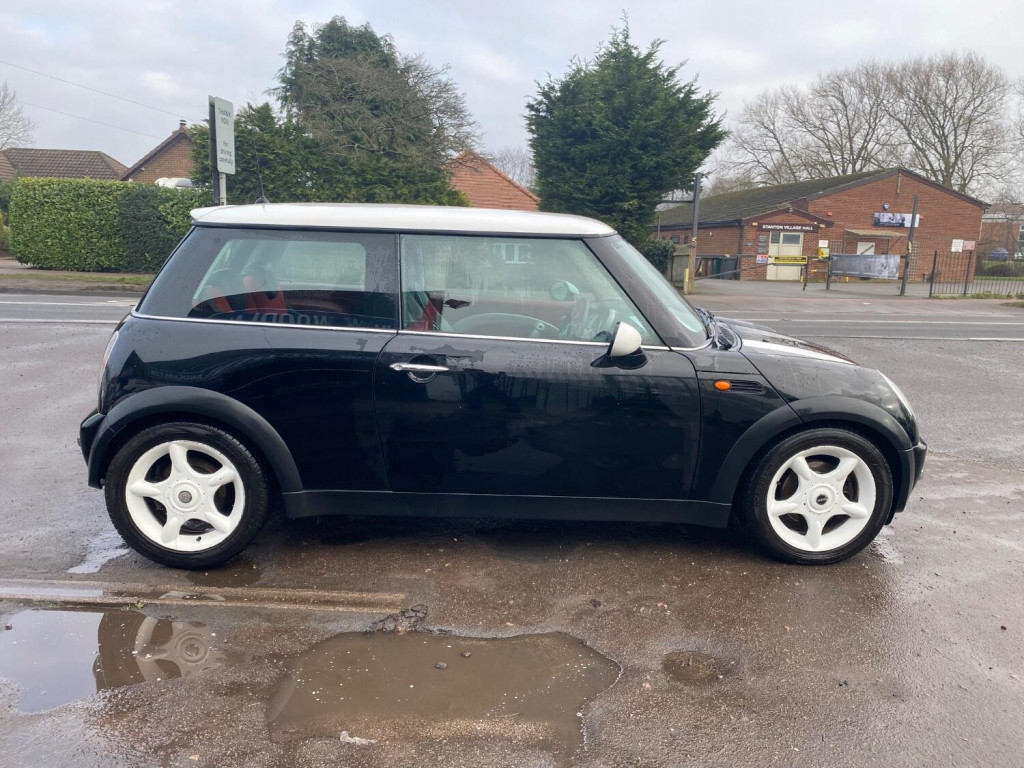 View MINI HATCH COOPER 1.6 * SERVICE HISTORY * LOTS OF FITTED EXTRAS *
