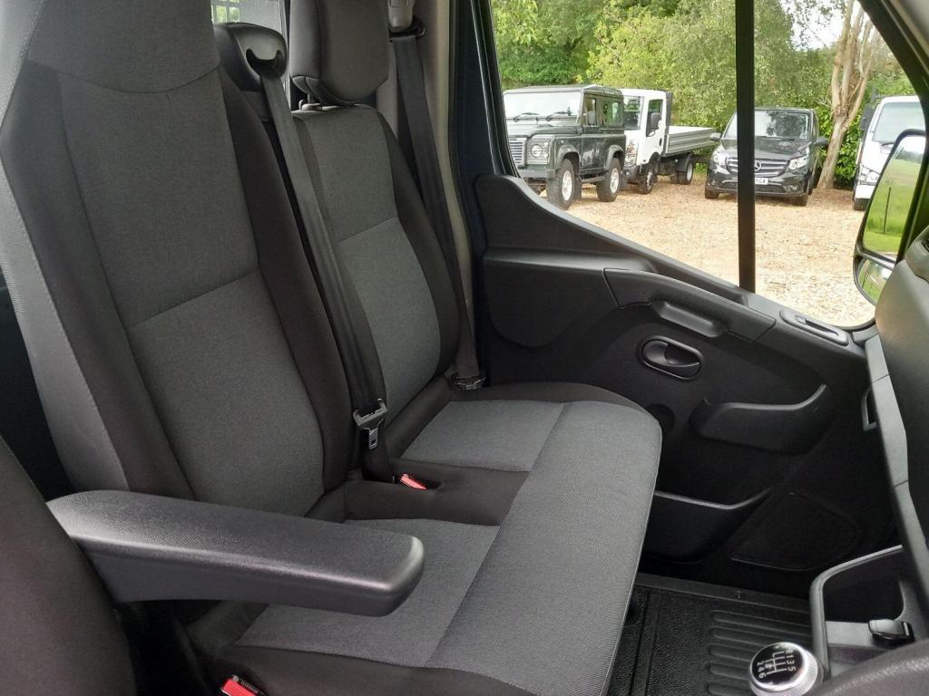 NISSAN NV400