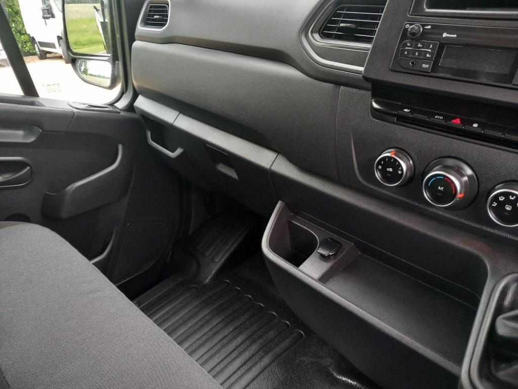 NISSAN NV400