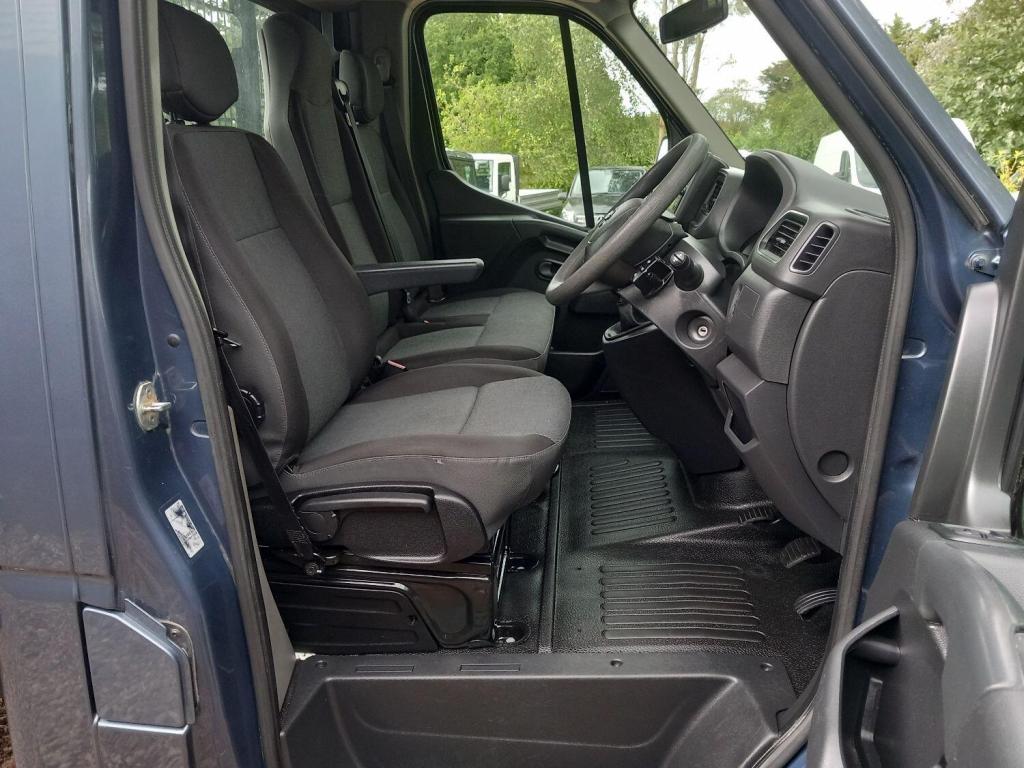 NISSAN NV400