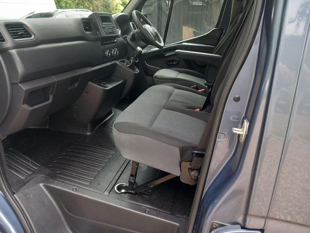 NISSAN NV400