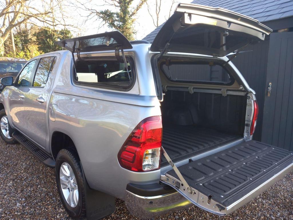 TOYOTA HILUX