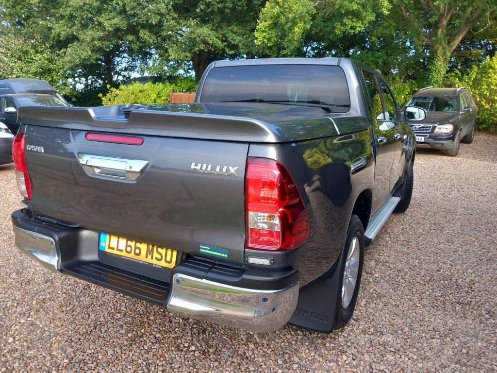 TOYOTA HILUX
