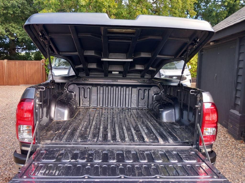 TOYOTA HILUX