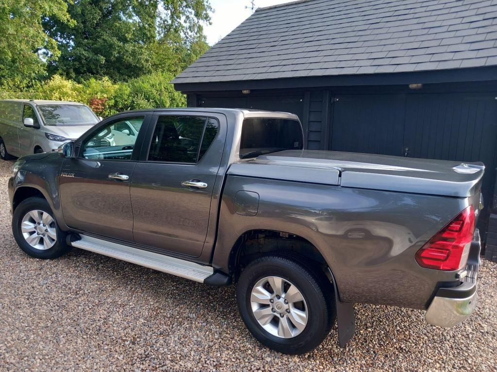 TOYOTA HILUX