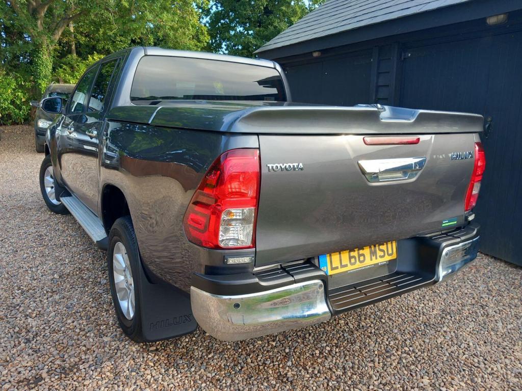 TOYOTA HILUX