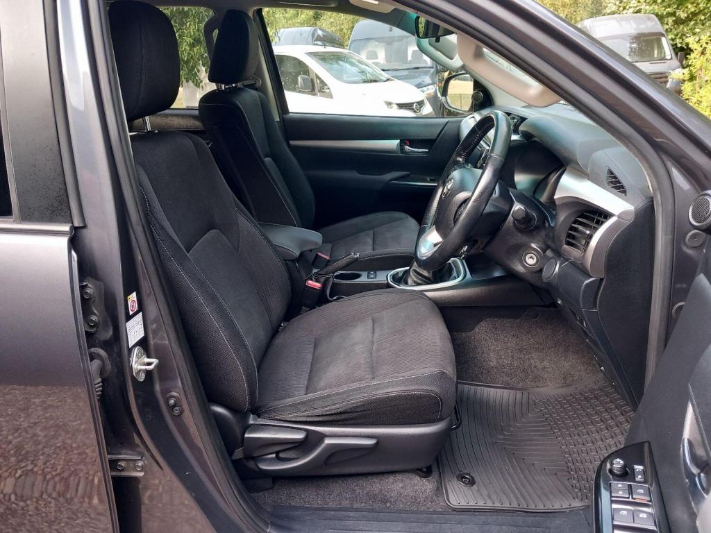 TOYOTA HILUX