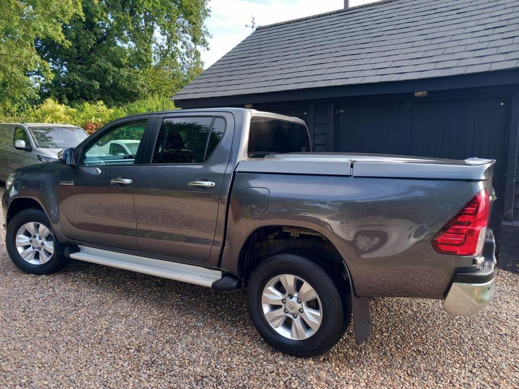 TOYOTA HILUX